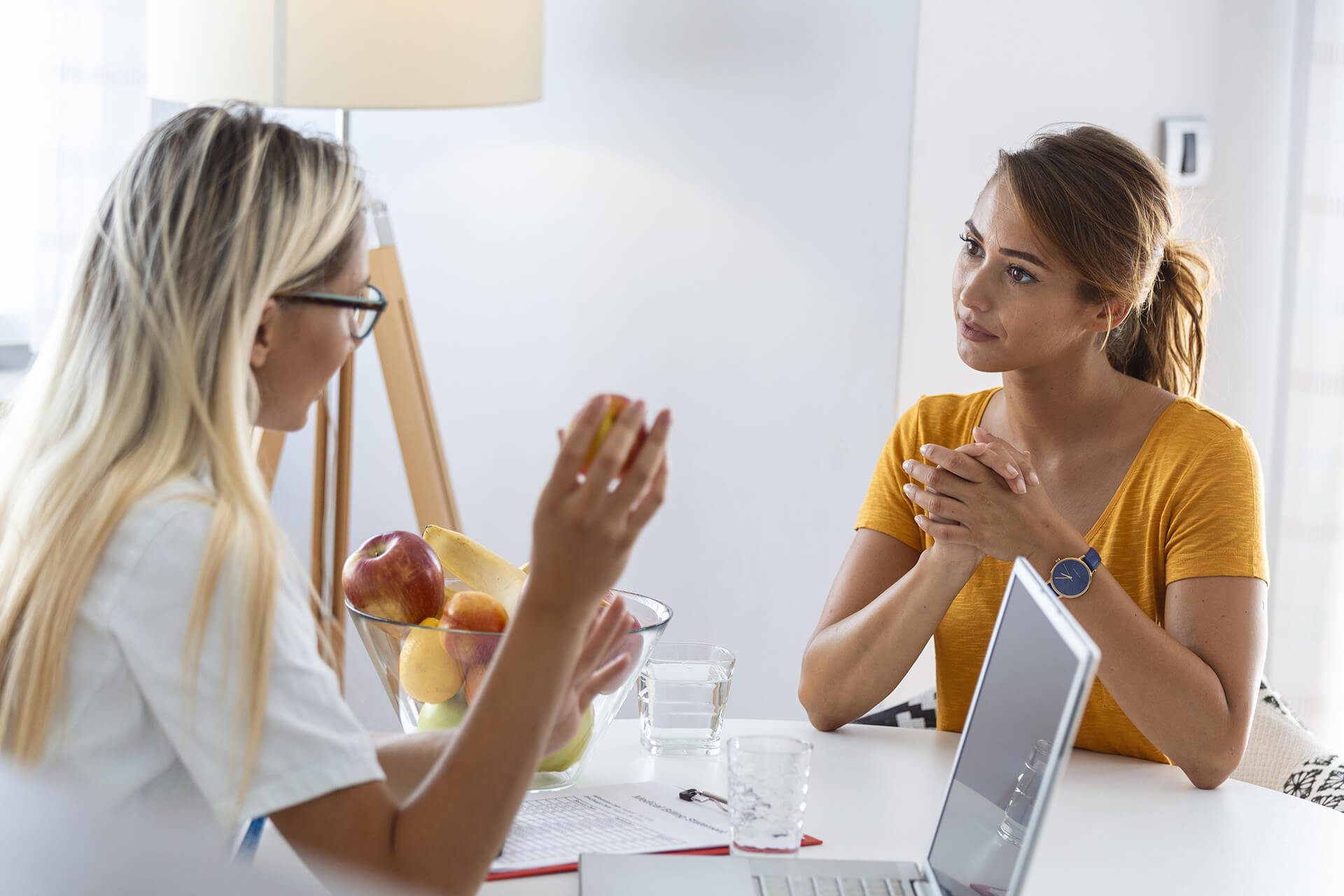 female-nutritionist-giving-consultation-patient-making-diet-plan-weight-loss-clinic